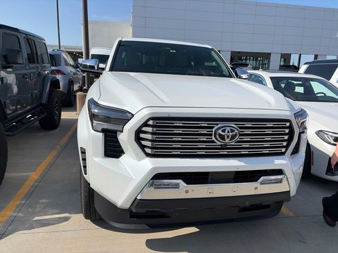 Used 2025 Toyota Tacoma Limited AWD/4WD image 2