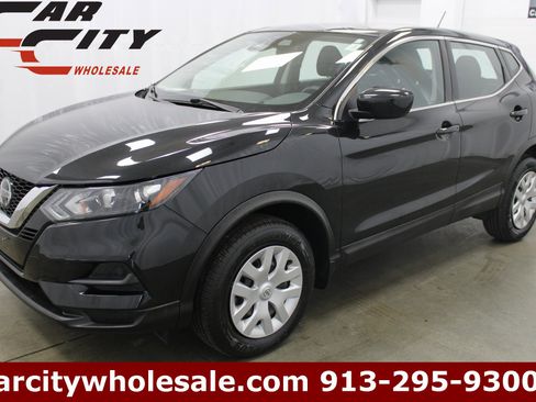 Used 2020 Nissan Rogue Sport S image 1
