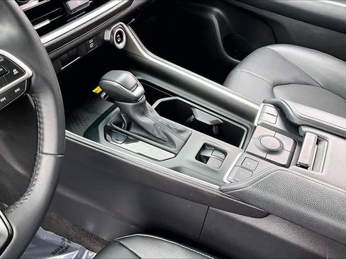 Used 2025 Toyota Grand Highlander AWD image 16