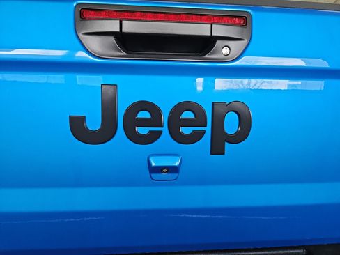 Used 2023 Jeep Gladiator Willys image 31