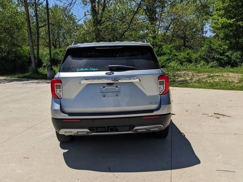 Used 2023 Ford Explorer XLT w/ Equipment Group 202A AWD/4WD image 4