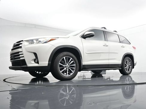 Used 2019 Toyota Highlander XLE AWD/4WD image 34