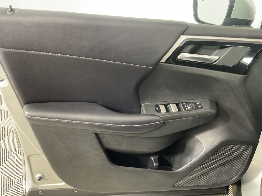 Used 2024 Mitsubishi Outlander SE AWD/4WD image 16