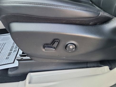 Used 2024 Chrysler Pacifica Touring-L image 12