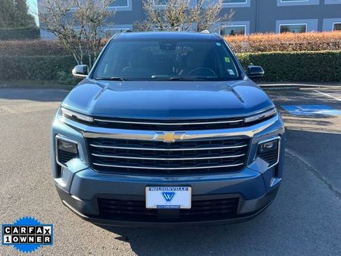 Used 2025 Chevrolet Traverse LT image 2