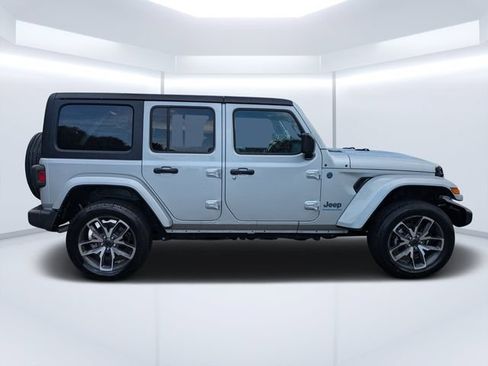 Used 2024 Jeep Wrangler Unlimited AWD/4WD image 2