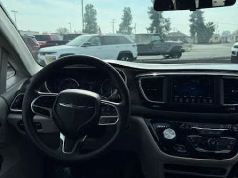 Used 2020 Chrysler Voyager L image 13