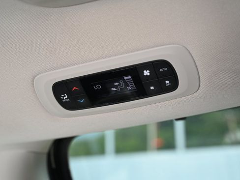 Used 2023 Chrysler Pacifica Touring-L FWD image 19