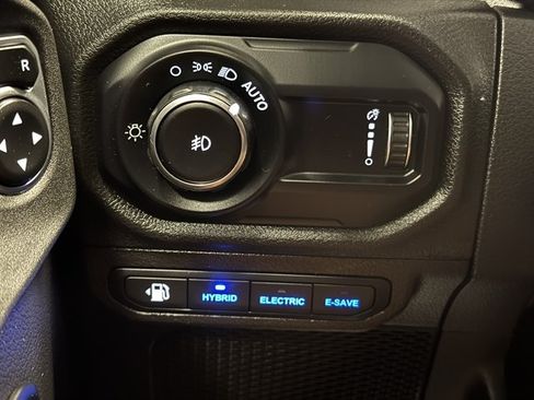 Used 2024 Jeep Wrangler Unlimited w/ Convenience Group AWD/4WD image 33
