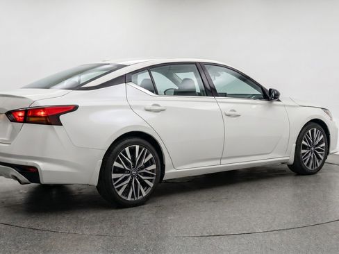 Used 2025 Nissan Altima 2.5 SV FWD image 7