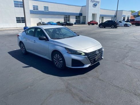 Used 2024 Nissan Altima 2.5 SV FWD image 7