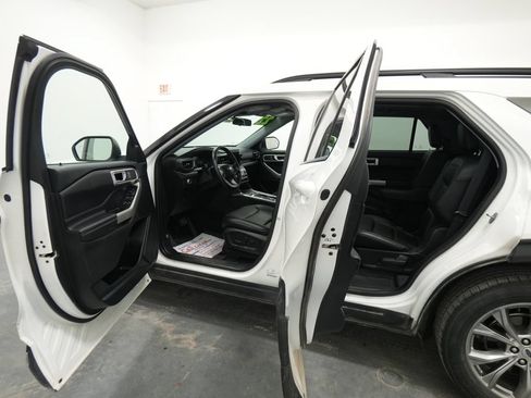 Used 2022 Ford Explorer XLT w/ Equipment Group 202A AWD/4WD image 28