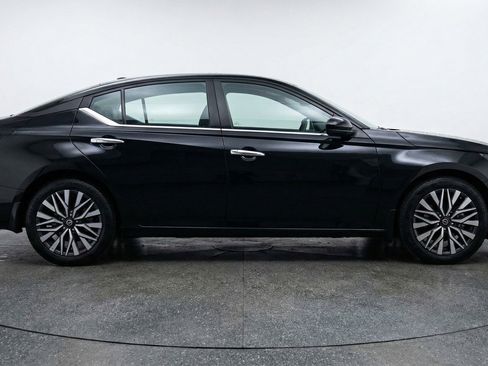 Used 2025 Nissan Altima 2.5 SV FWD image 11