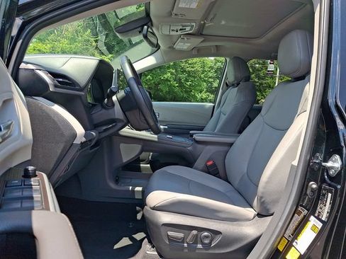 Used 2024 Toyota Sienna XLE FWD image 13