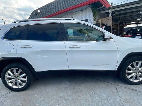 Used 2017 Jeep Cherokee Limited image 4
