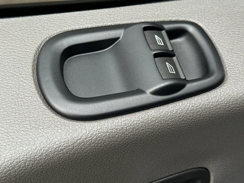 Used 2023 Ford E-Transit Medium Roof image 12