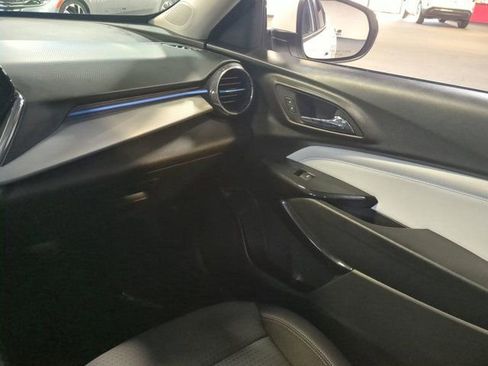 Used 2025 Chevrolet Trax LT w/ LT Convenience Package image 17