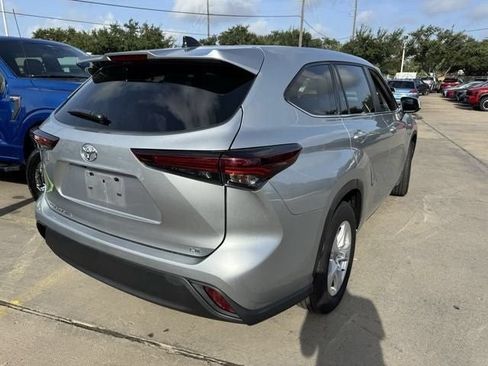 Used 2025 Toyota Highlander LE FWD image 5