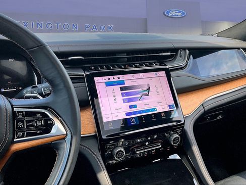 Used 2023 Jeep Grand Cherokee L Summit image 9