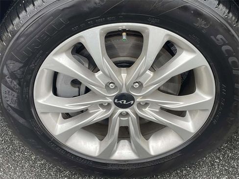 Certified 2022 Kia Telluride LX image 9