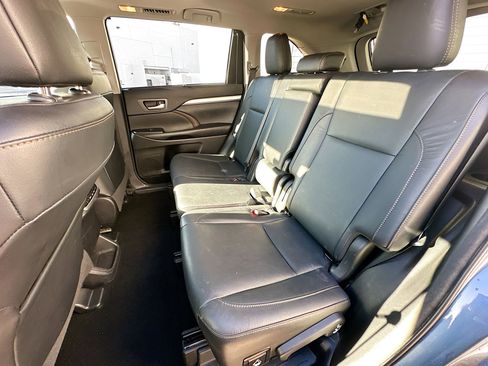 Used 2018 Toyota Highlander XLE image 29