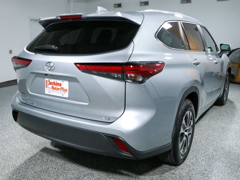 Used 2023 Toyota Highlander XLE FWD image 7