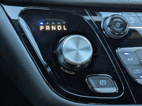 Used 2026 Chrysler Pacifica Select image 34