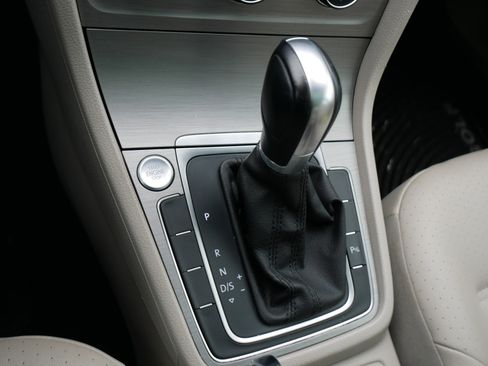 Used 2015 Volkswagen Golf SE image 24