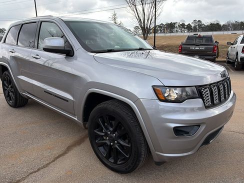 Used 2020 Jeep Grand Cherokee Altitude image 5