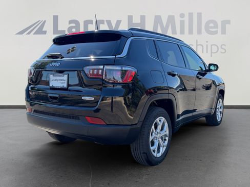 Used 2024 Jeep Compass Latitude AWD/4WD image 5