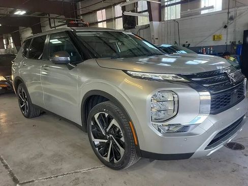 Used 2022 Mitsubishi Outlander SE FWD image 2