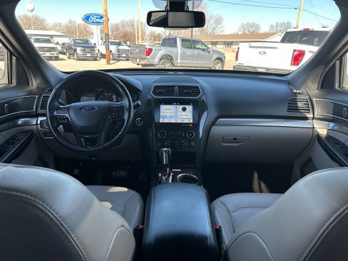 Used 2018 Ford Explorer XLT w/ Equipment Group 202A image 9