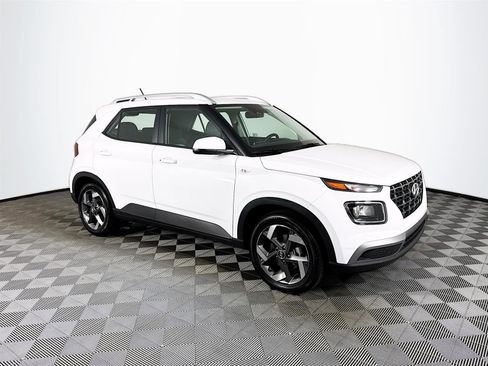 Certified 2025 Hyundai Venue SEL image 3