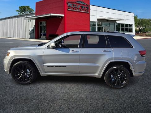 Used 2018 Jeep Grand Cherokee Altitude image 2
