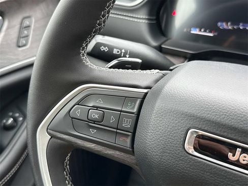 New 2025 Jeep Grand Cherokee Limited w/ Black Appearance Package image 22