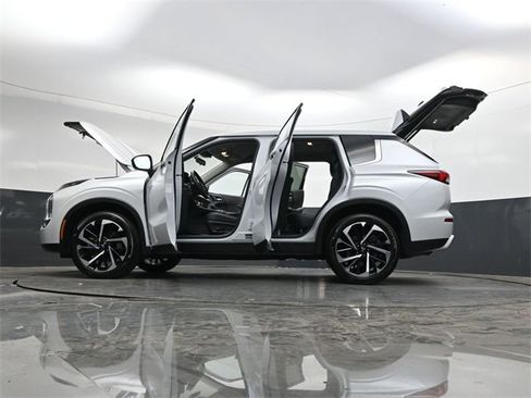 Used 2024 Mitsubishi Outlander SE image 43