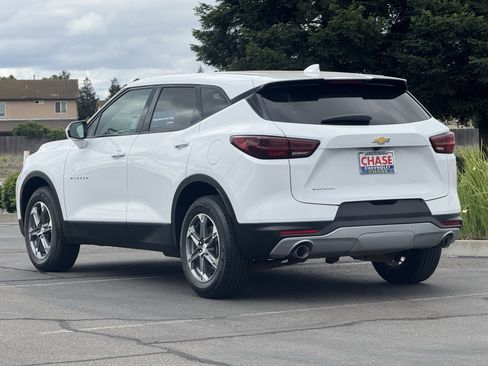 Used 2023 Chevrolet Blazer LT FWD image 2