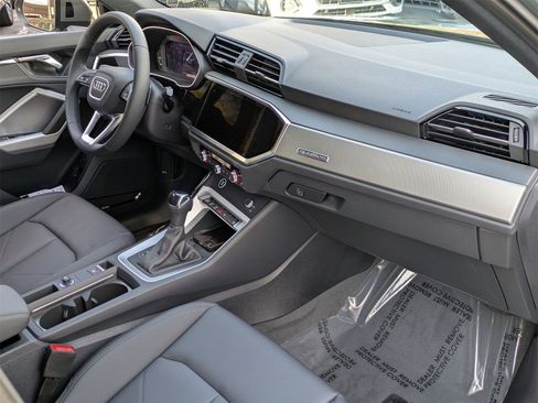 New 2025 Audi Q3 2.0T Premium image 9
