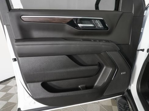 Used 2026 Chevrolet Suburban Z71 w/ Comfort Package image 18