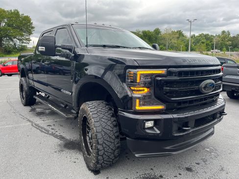 Used 2022 Ford F250 XLT w/ Black Appearance Package AWD/4WD image 3