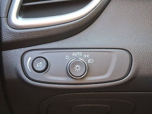 Used 2022 Chevrolet Trax LT w/ LT Convenience Package image 23