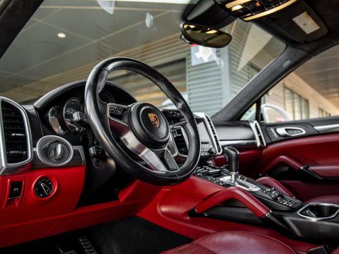 Certified 2018 Porsche Cayenne Turbo image 4