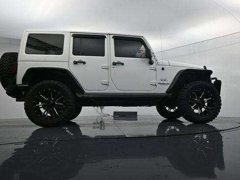 Used 2017 Jeep Wrangler Unlimited Sahara w/ Max Tow Package AWD/4WD image 38