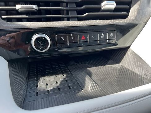 Used 2025 Ford Explorer Platinum w/ LUX Leather Package AWD/4WD image 30