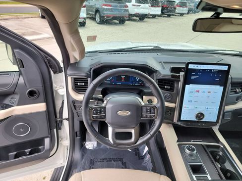 Used 2024 Ford Expedition Platinum RWD image 18