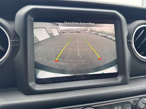 Used 2020 Jeep Wrangler Unlimited Sahara image 29