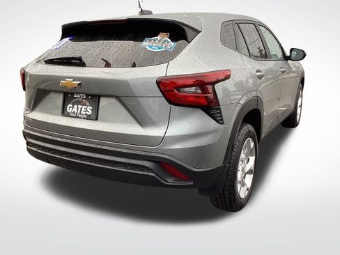 Used 2024 Chevrolet Trax LS w/ LS Convenience Package FWD image 10