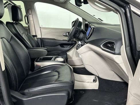 Used 2023 Chrysler Pacifica Touring-L image 8