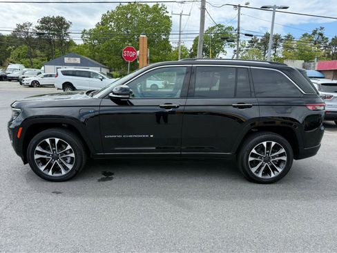 Used 2023 Jeep Grand Cherokee Overland w/ Luxury Tech Group IV AWD/4WD image 4