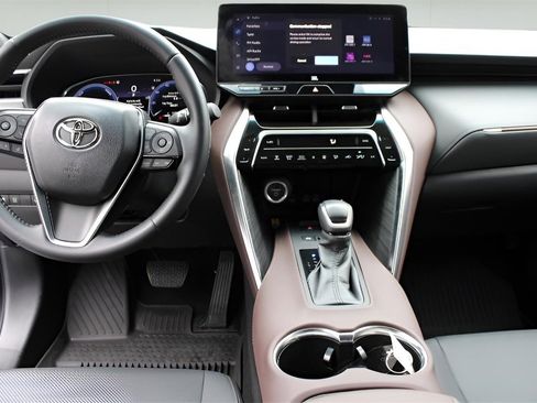 Used 2023 Toyota Venza Limited image 9